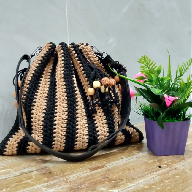 حقيبة يد Handmade باللونين الاسود والبيج