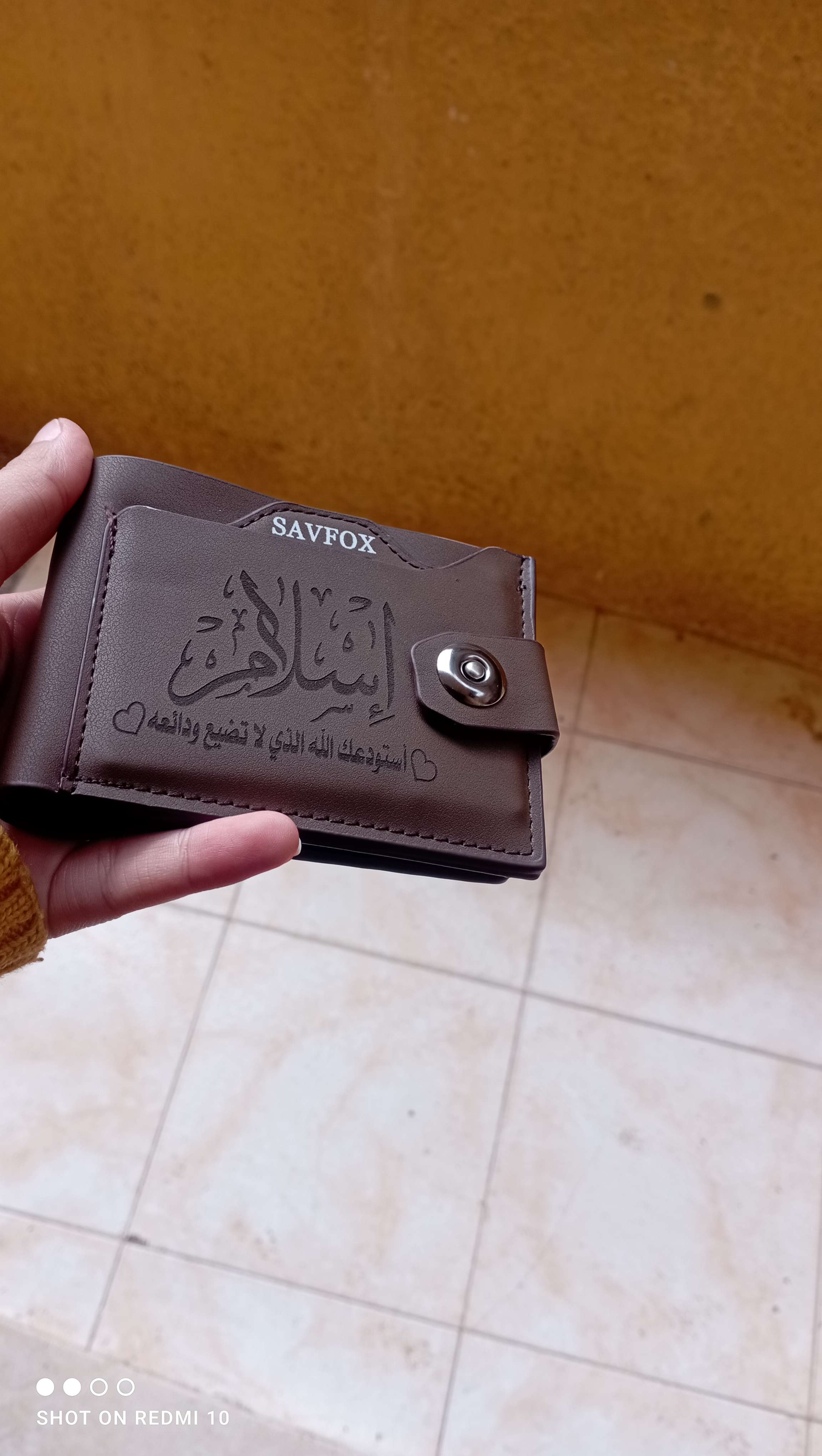 محفظه جلد بالاسم ومتاح تغيير الاسم واللون