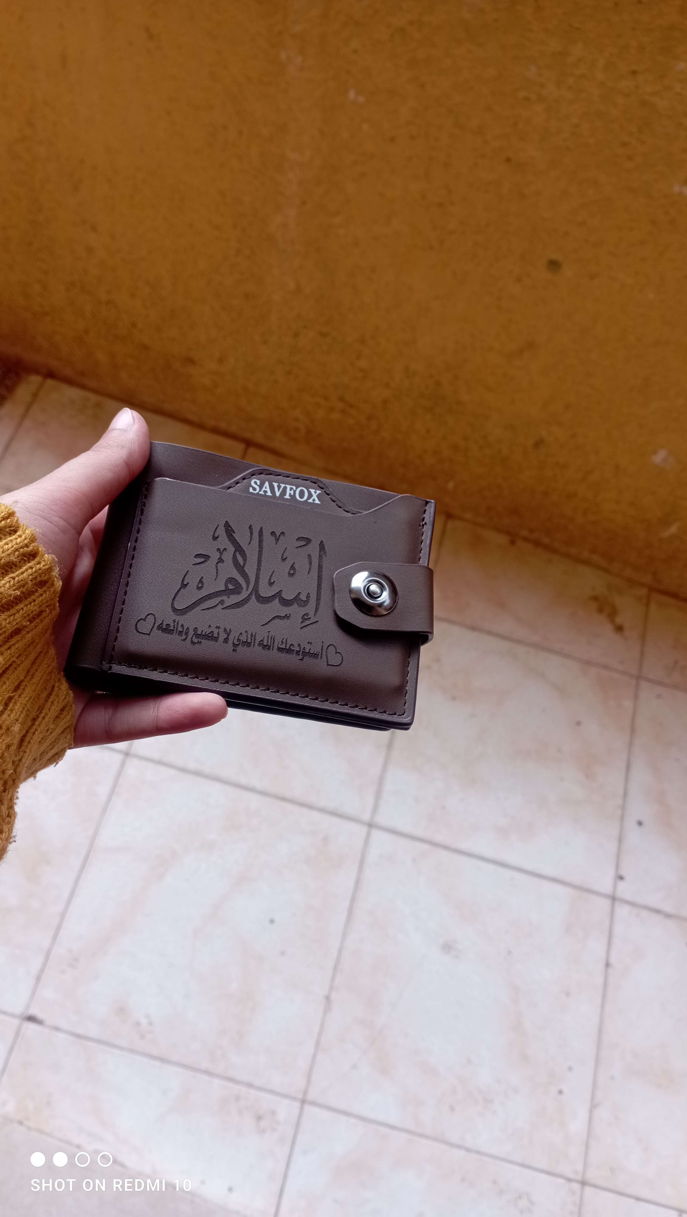 محفظه جلد بالاسم ومتاح تغيير الاسم واللون