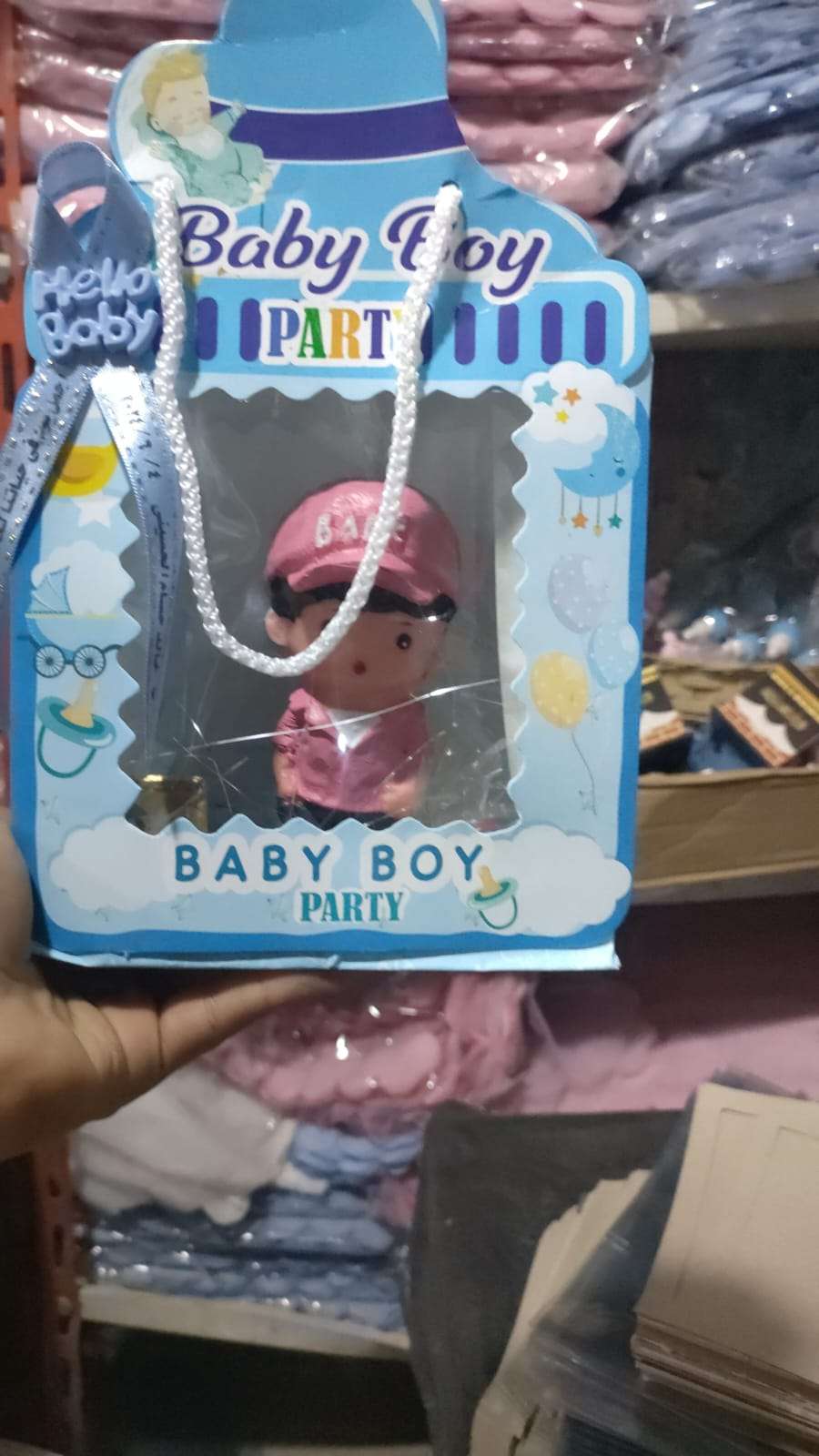شنطه كرتون جواها بيبي ولد مع ببرونه