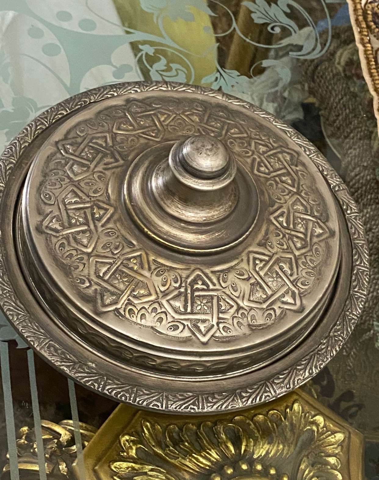 تورين بالغطاء نحاس مغربي مختوم   قطر 23 وارتفاع 15 سم