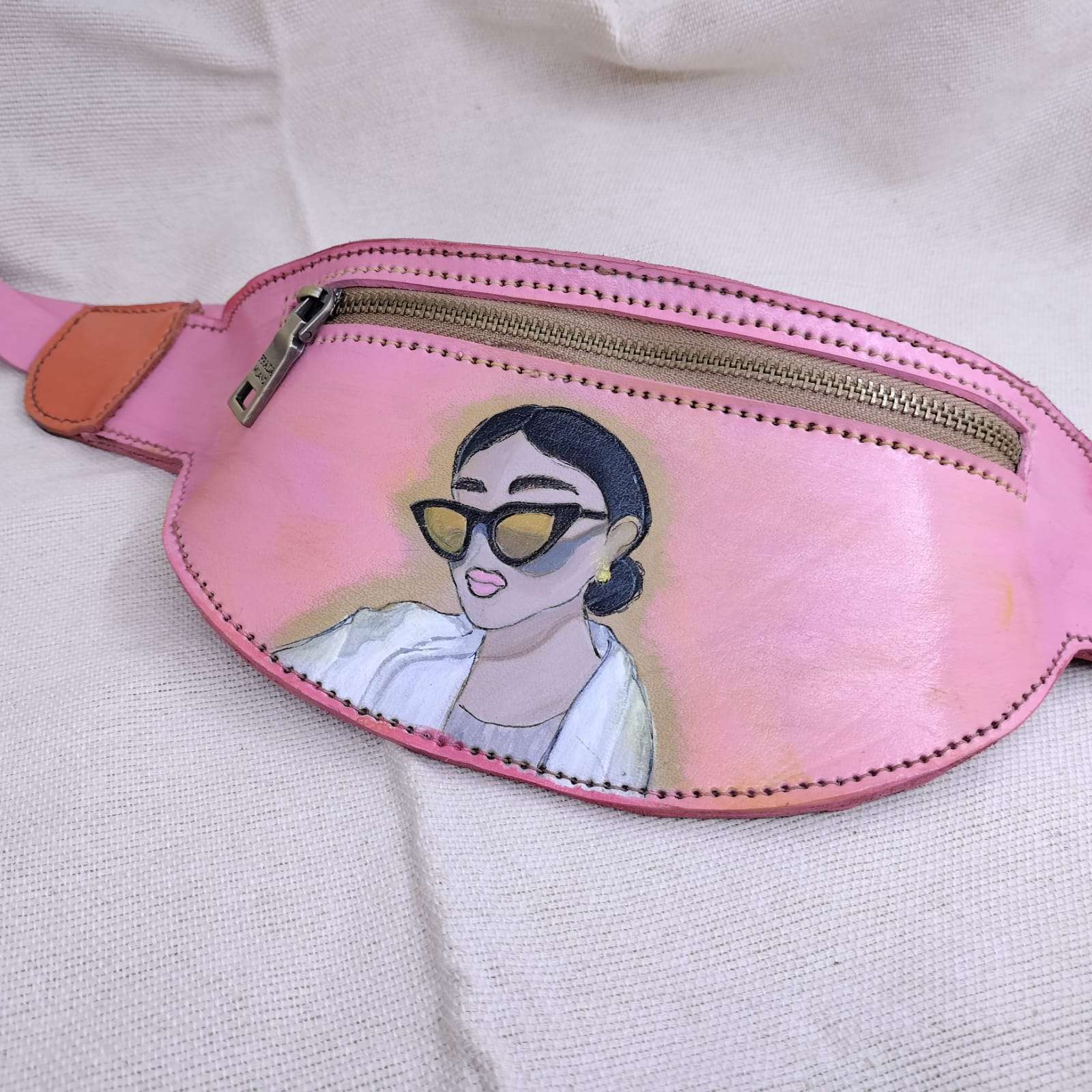 شنطة وسط جلد طبيعي حريمى