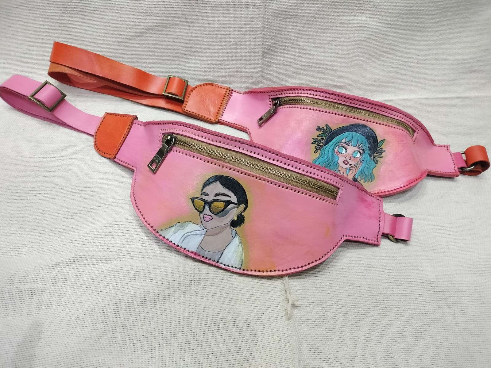 شنطة وسط جلد طبيعي حريمى