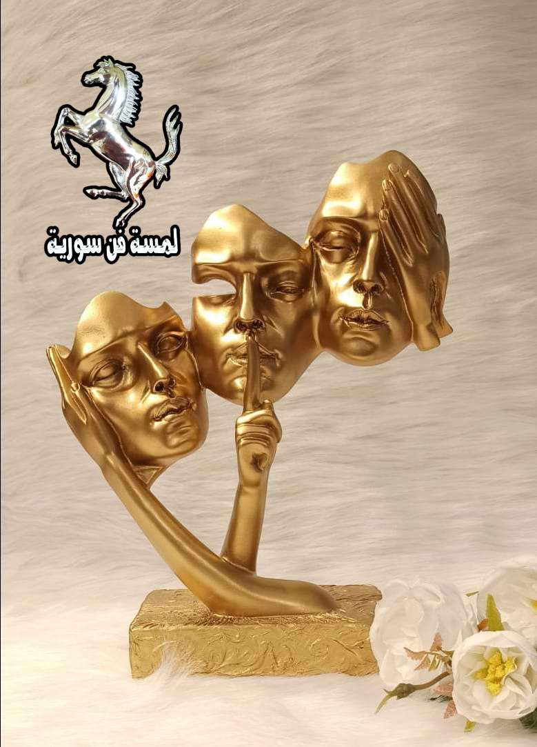 وجه تعبيري ثلاثي كبير