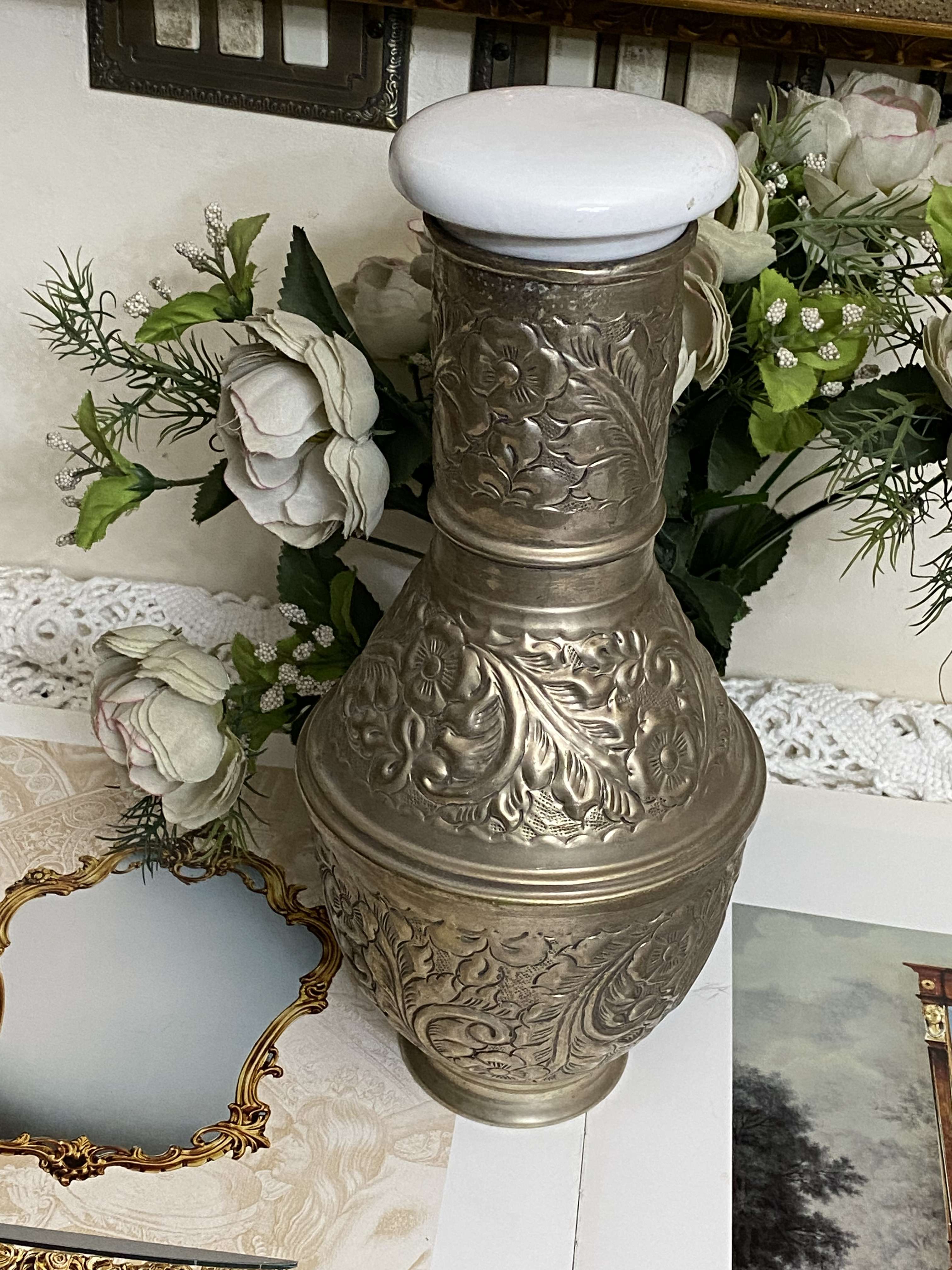 قله او كراف نحاس شغل روبسية وغطاه بورسلان