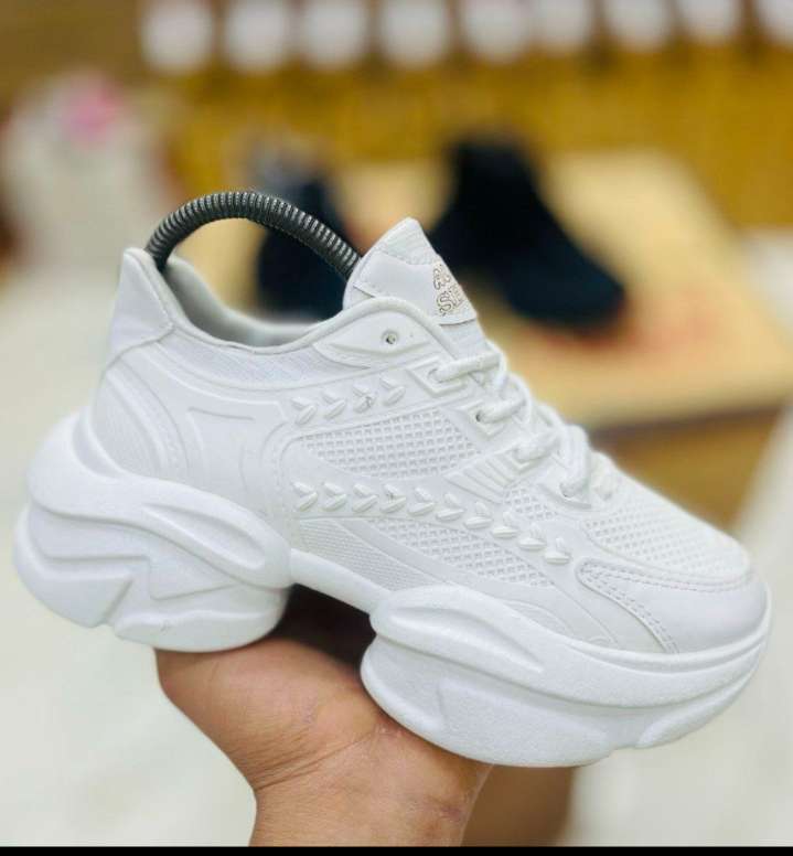 كوتشى نسائي