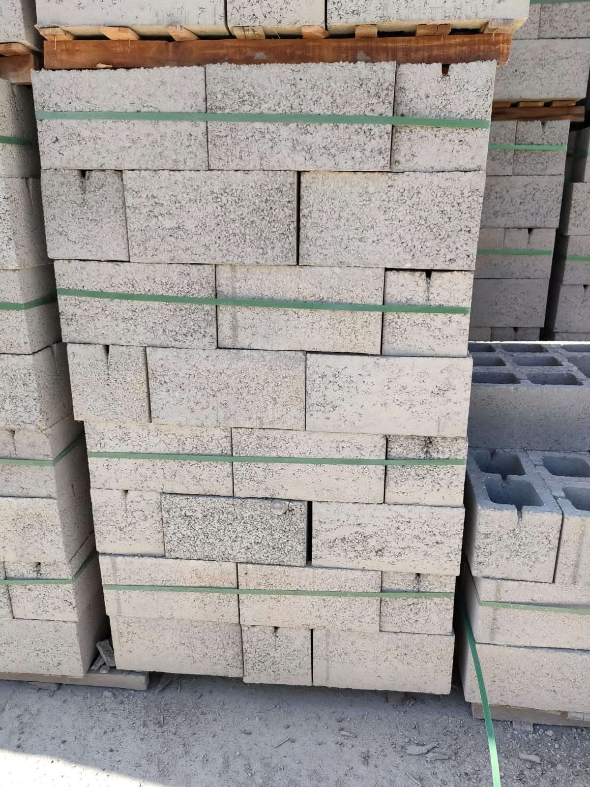 الطوب   الاسمنتية البلوك.