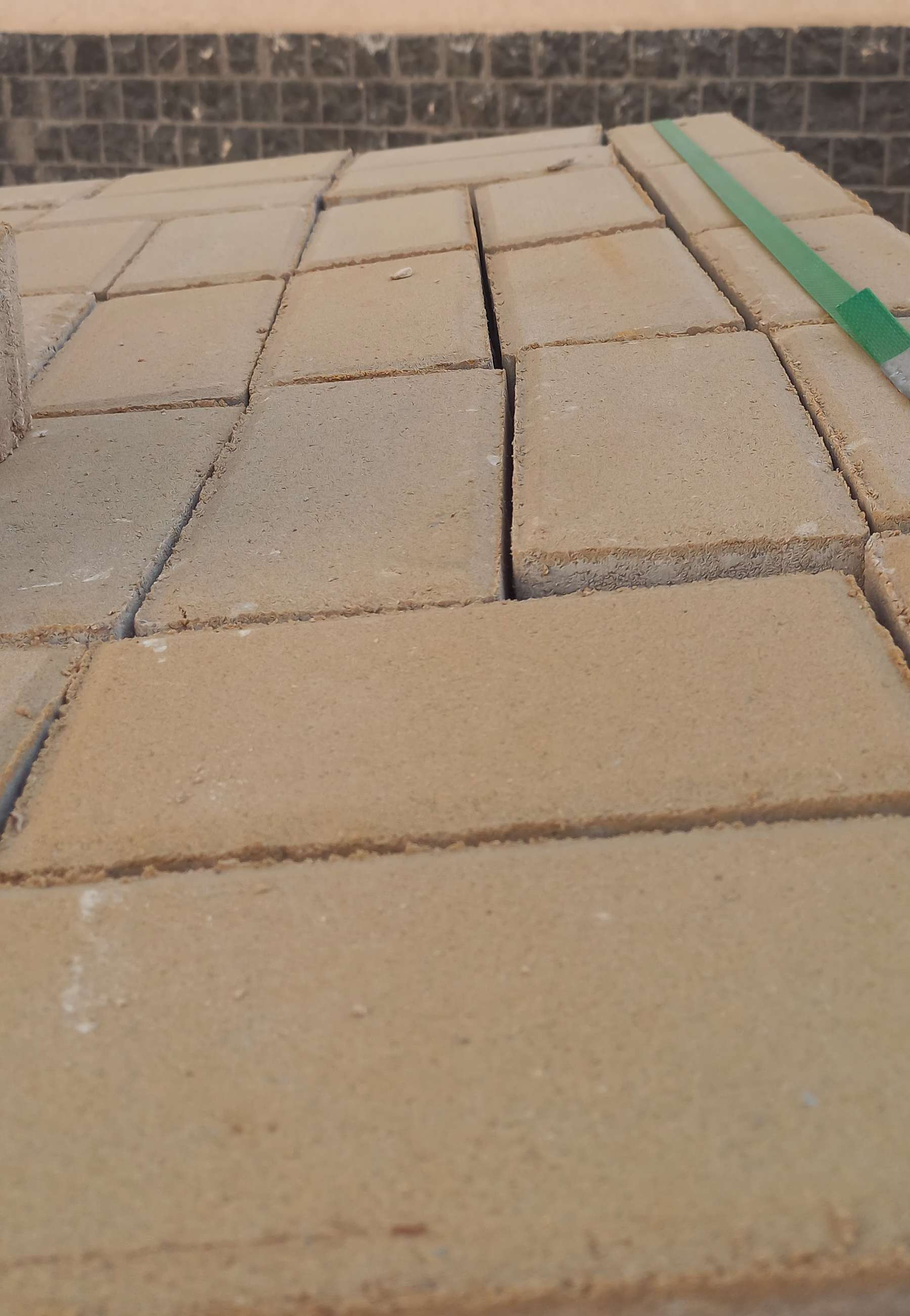 بلاط الأنترلوك باركيه خشن ١٠×٢٠ اصفر