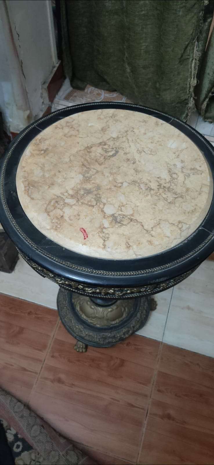 ترابيزة خشب مصري مطعمة بالنحاس بكمية كبيرة جدا بقرص رخام