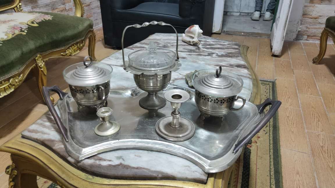 صينية نحاس قديمة وزن تقيل معاها ٣ بونبونيرة و ٢ شمعدان حجم صغير