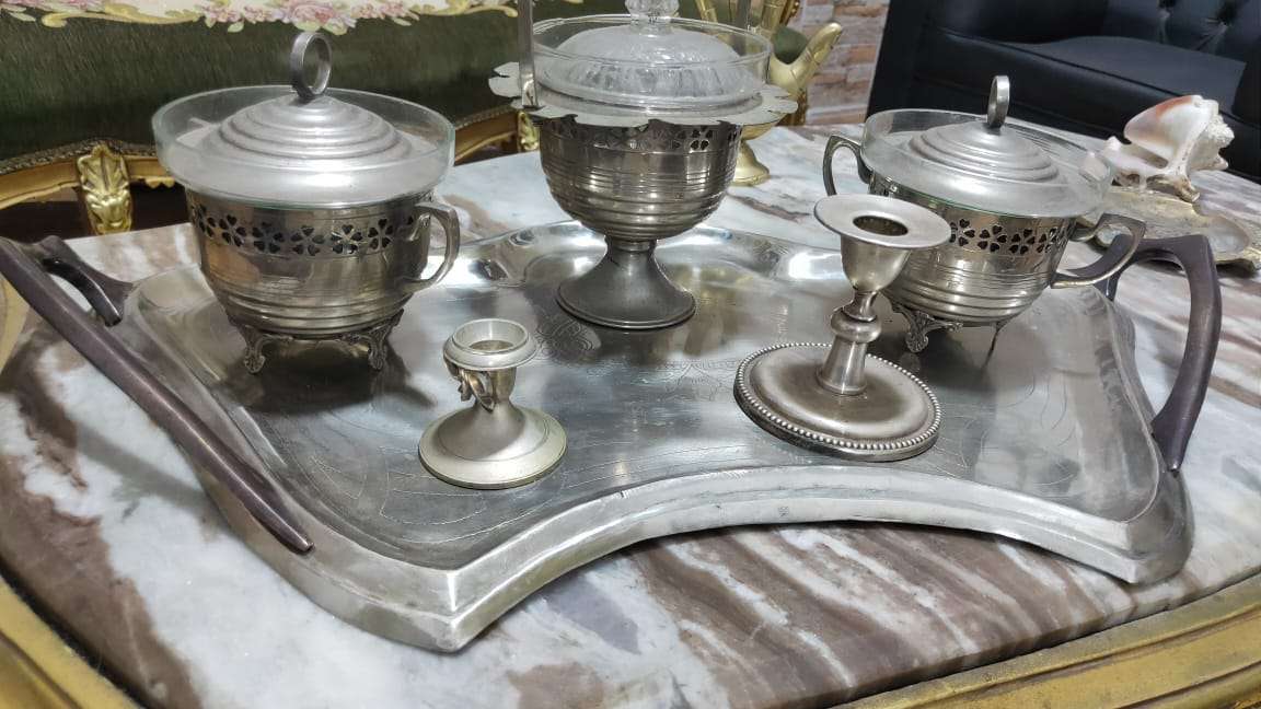 صينية نحاس قديمة وزن تقيل معاها ٣ بونبونيرة و ٢ شمعدان حجم صغير