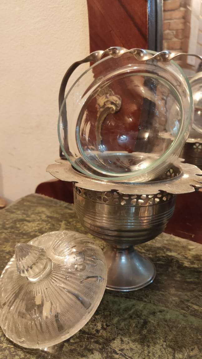 صينية نحاس قديمة وزن تقيل معاها ٣ بونبونيرة و ٢ شمعدان حجم صغير