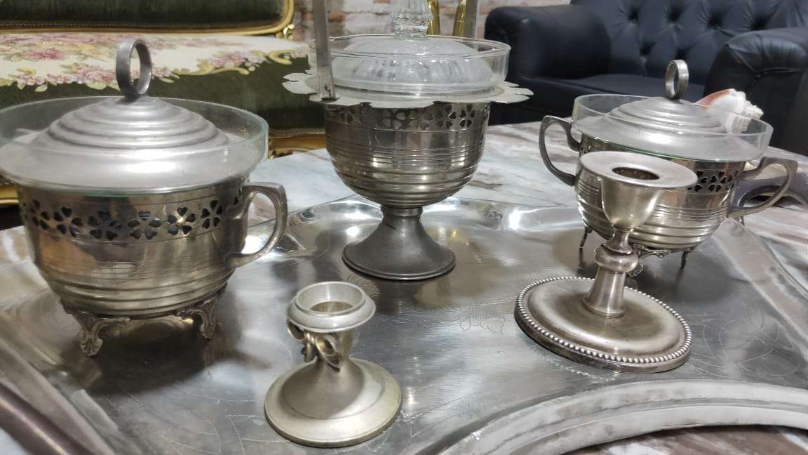 صينية نحاس قديمة وزن تقيل معاها ٣ بونبونيرة و ٢ شمعدان حجم صغير