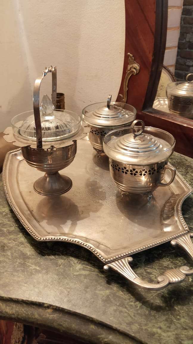 صينية نحاس قديمة وزن تقيل معاها ٣ بونبونيرة و ٢ شمعدان حجم صغير
