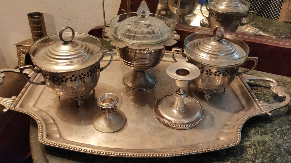 صينية نحاس قديمة وزن تقيل معاها ٣ بونبونيرة و ٢ شمعدان حجم صغير
