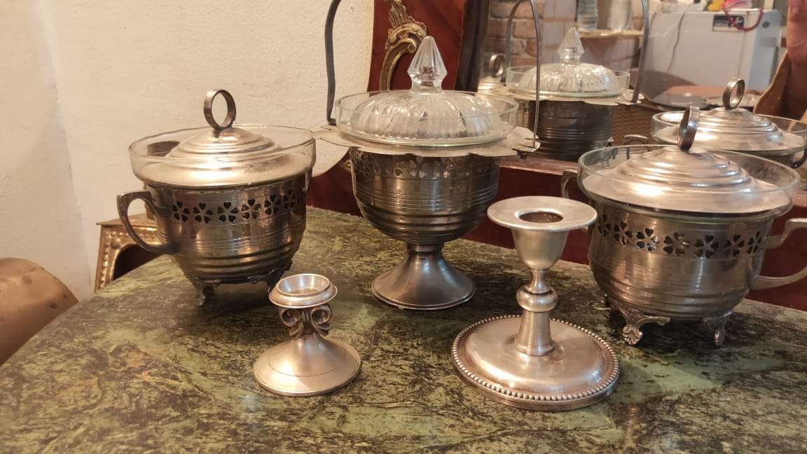 صينية نحاس قديمة وزن تقيل معاها ٣ بونبونيرة و ٢ شمعدان حجم صغير