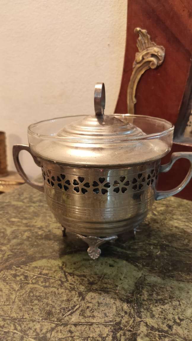 صينية نحاس قديمة وزن تقيل معاها ٣ بونبونيرة و ٢ شمعدان حجم صغير