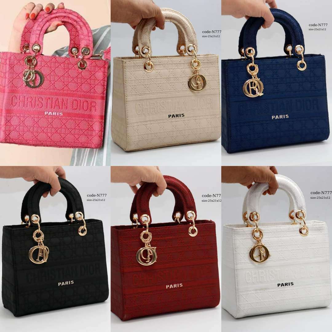 ملابس واكسسوارات