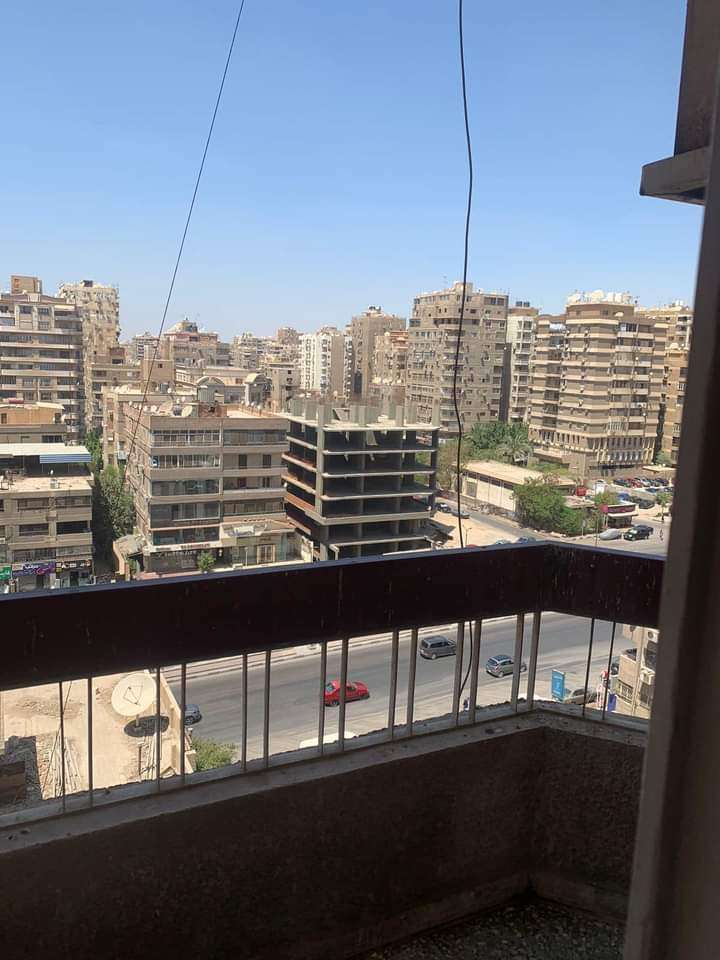 شقه 4 غرف فى مدينه نصر شارع هشام لبيب مسجله شهر عقارى 4 غرف