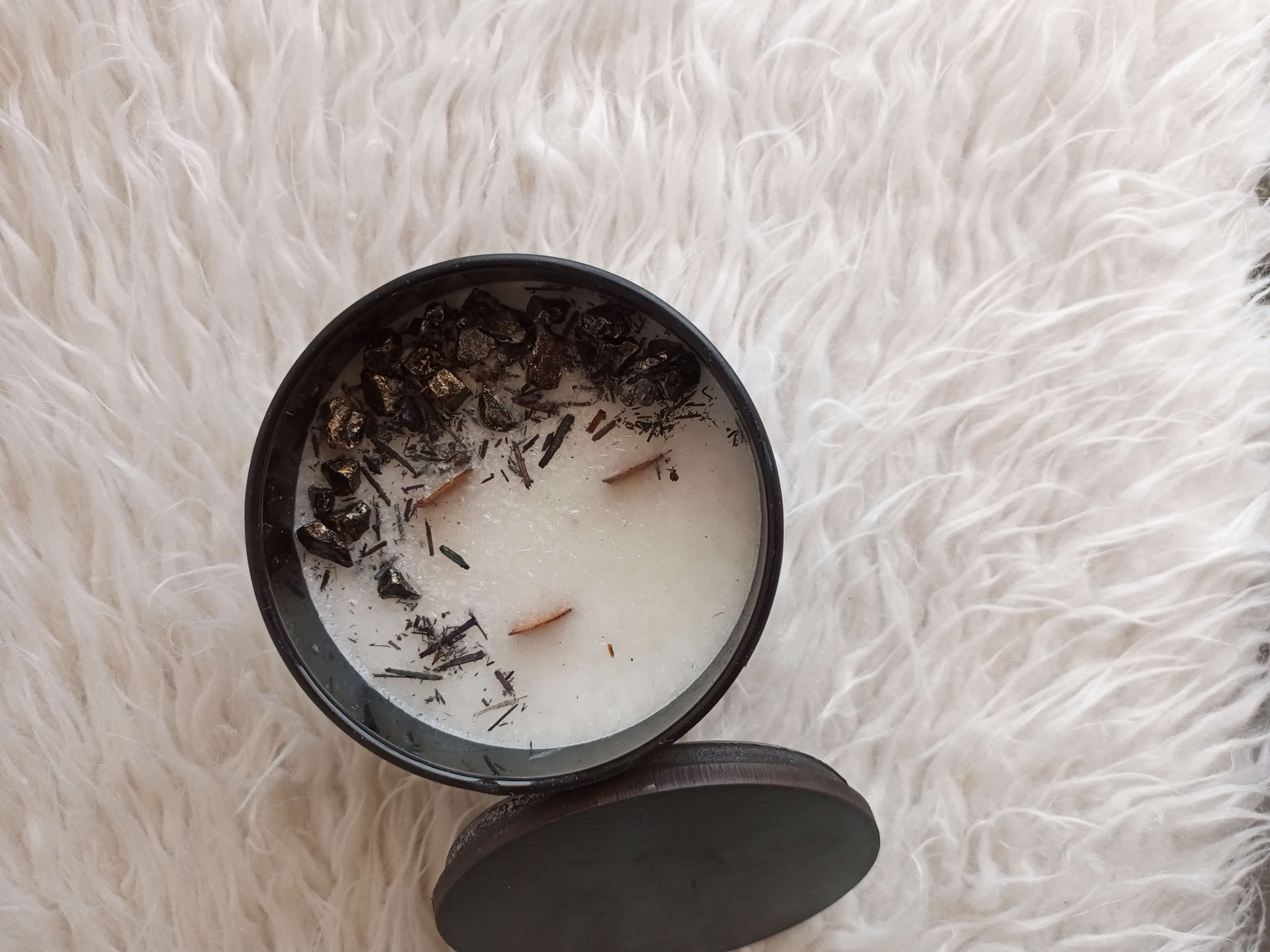oud roses candle