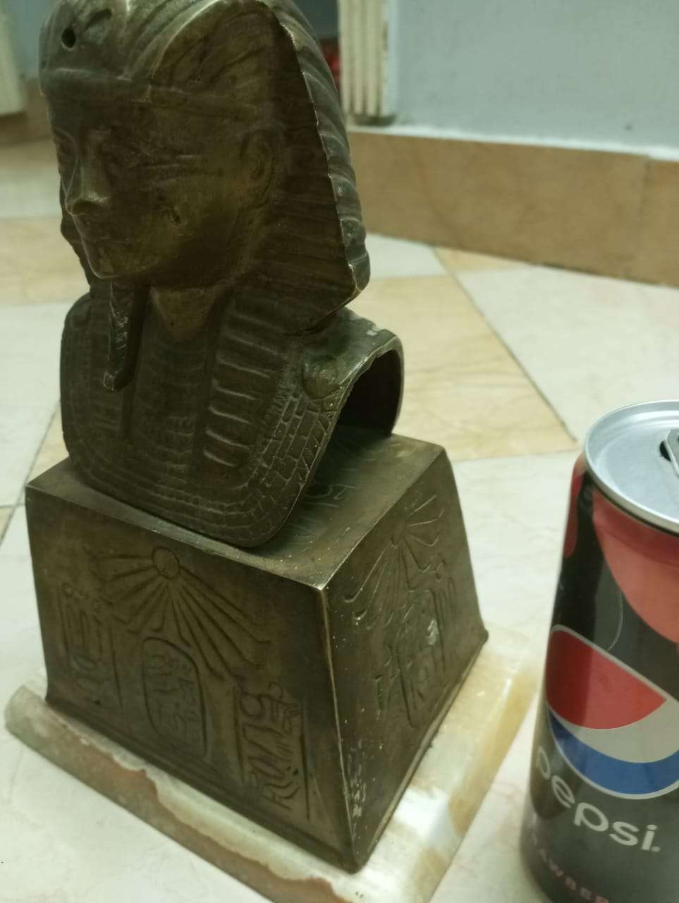تمثال نحاس وزن تقيل جدا وحجم كبير