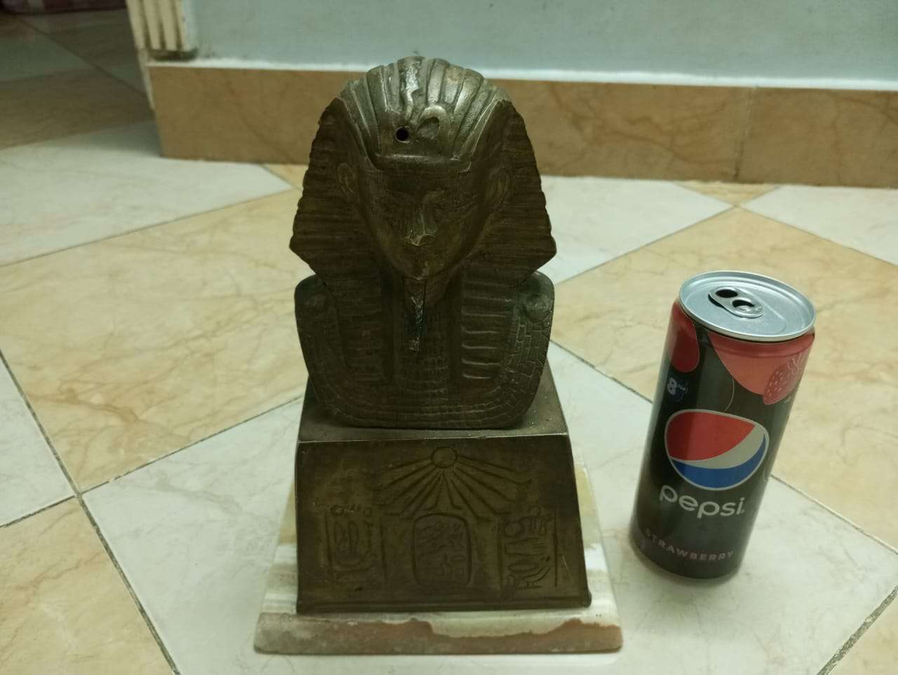 تمثال نحاس وزن تقيل جدا وحجم كبير