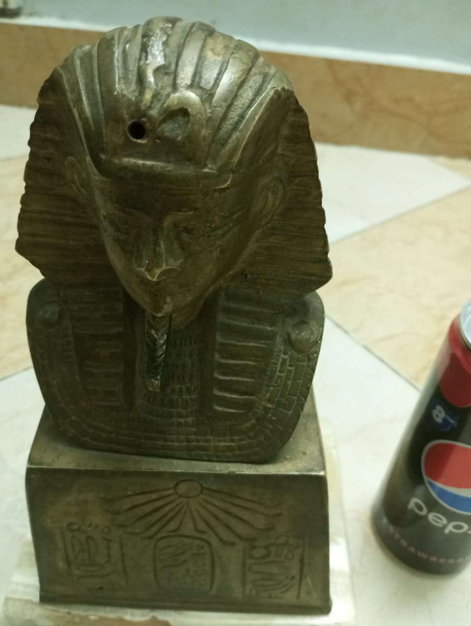تمثال نحاس وزن تقيل جدا وحجم كبير