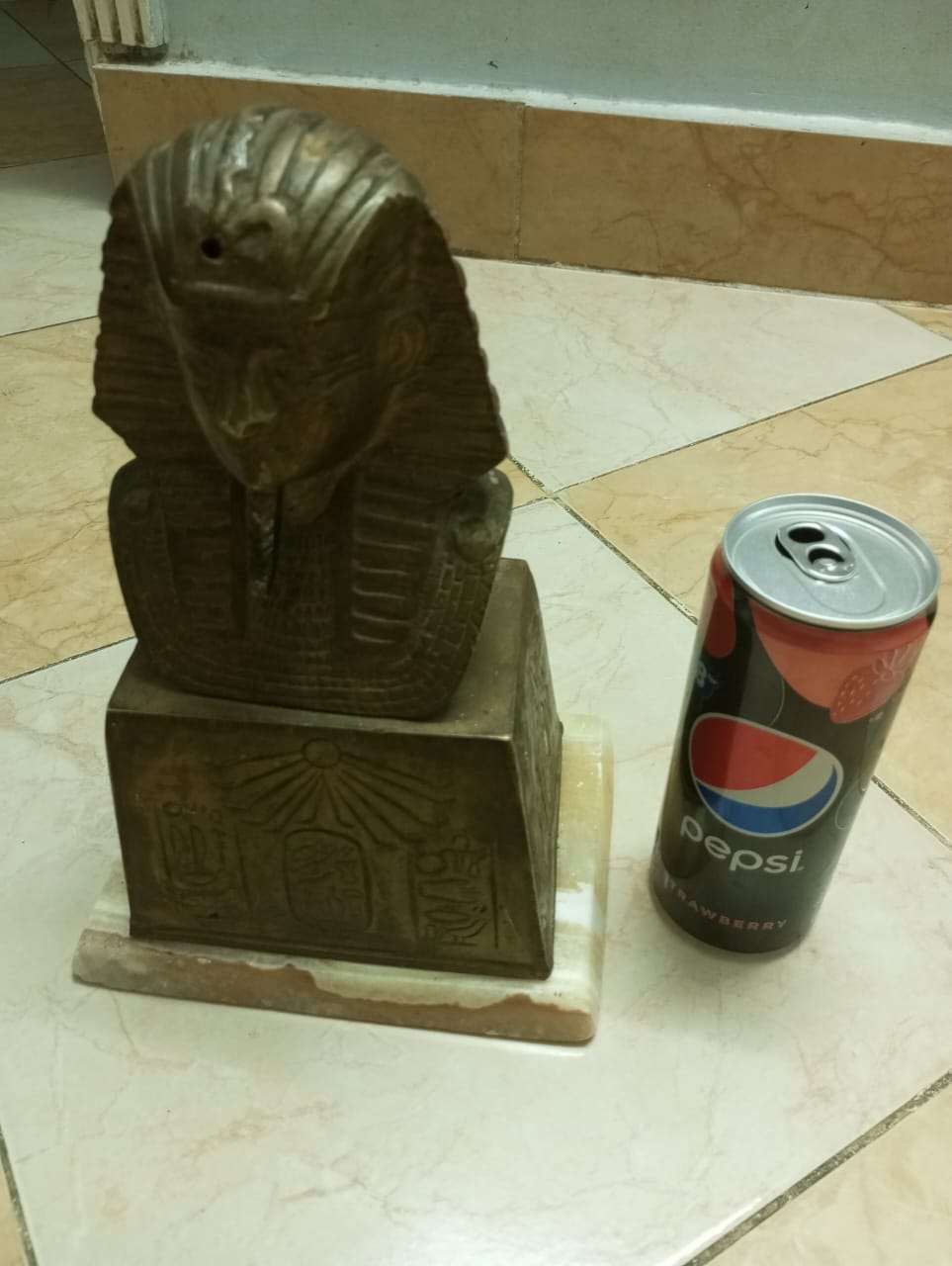تمثال نحاس وزن تقيل جدا وحجم كبير