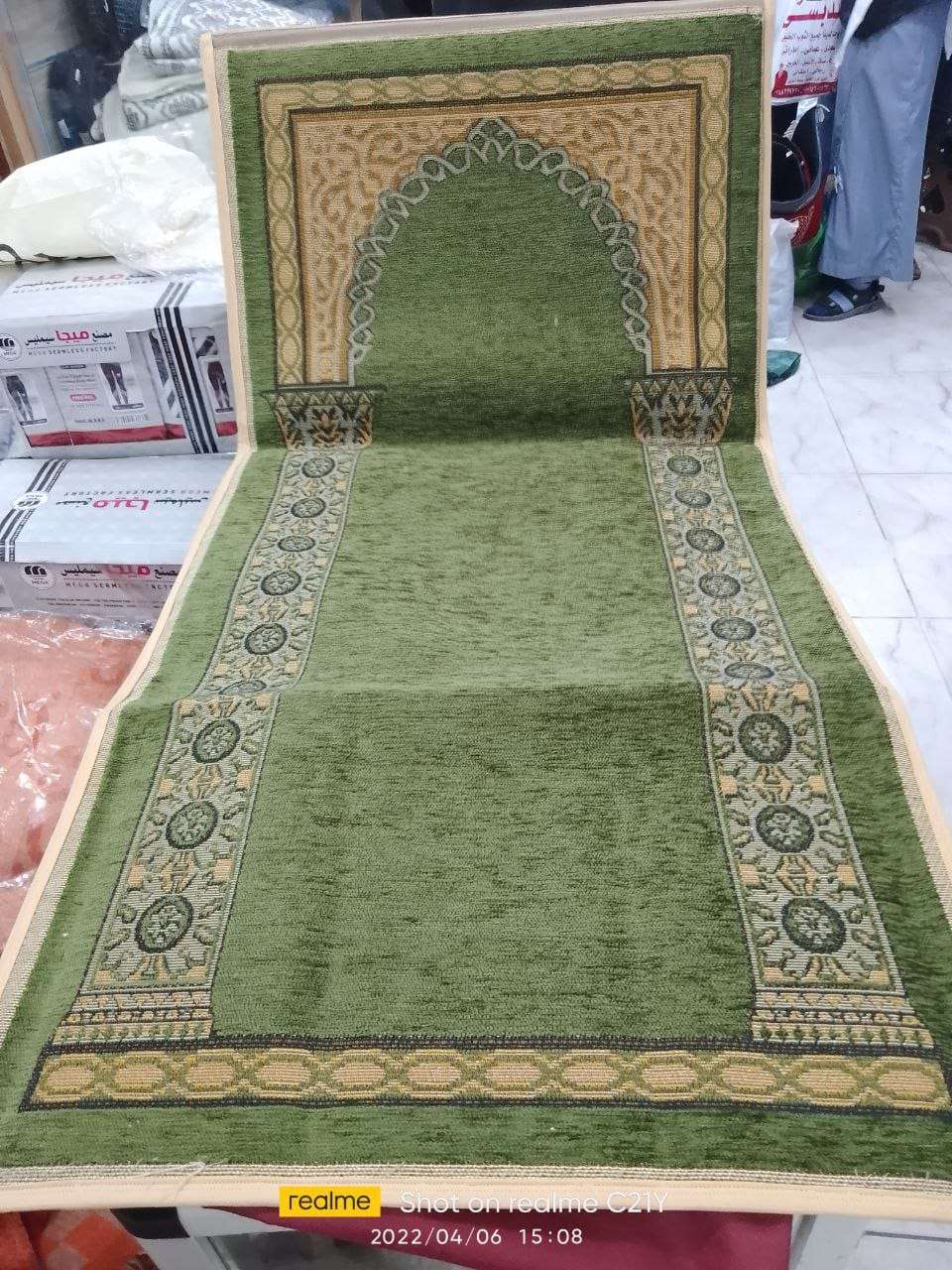 مصليه بمسند للصلاه