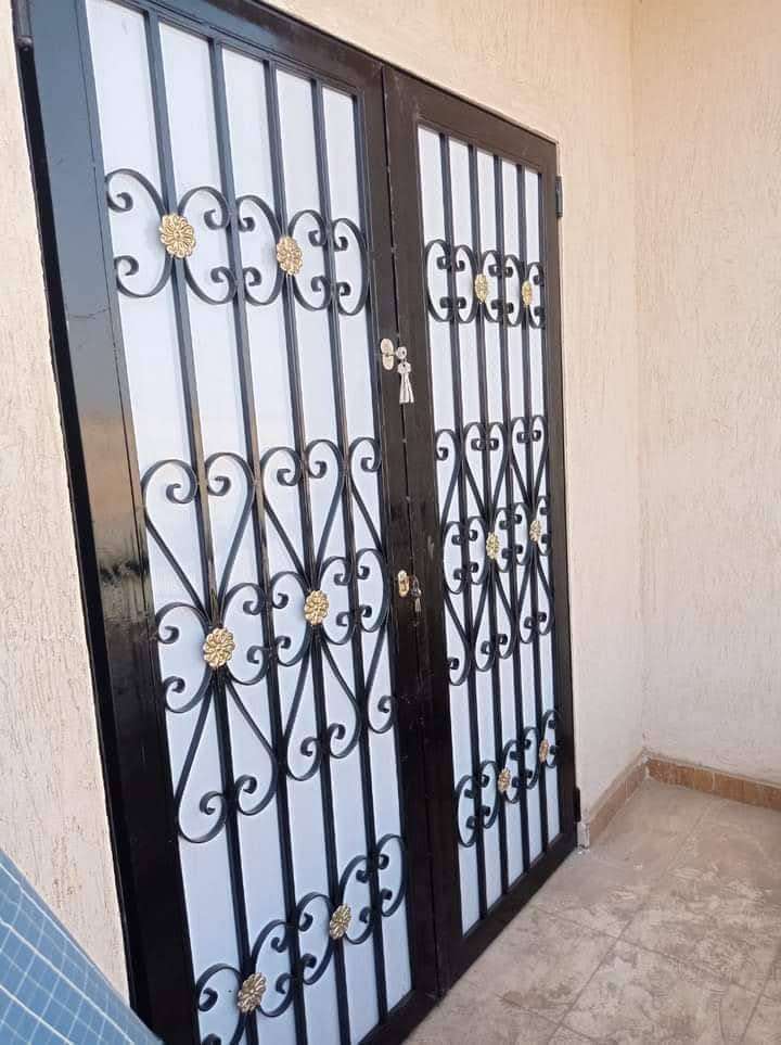 باب حديد لمدخل عمارة بالكيلو