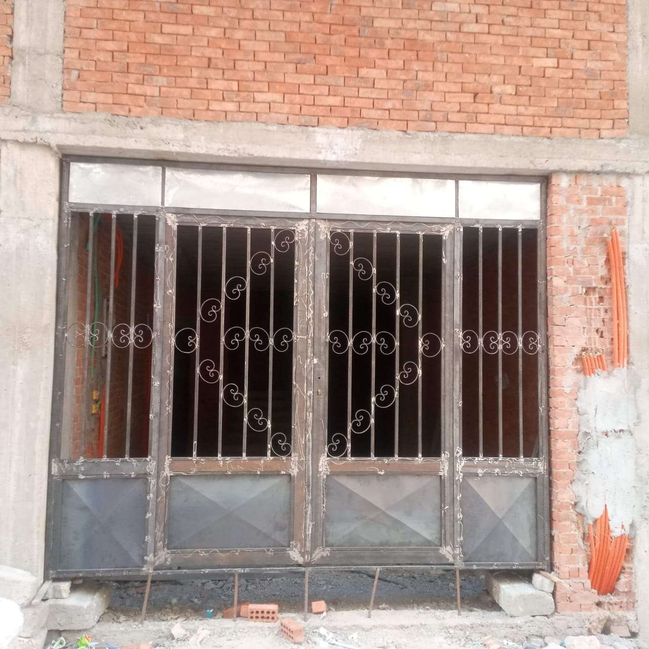باب حديد لمدخل عمارة بالكيلو