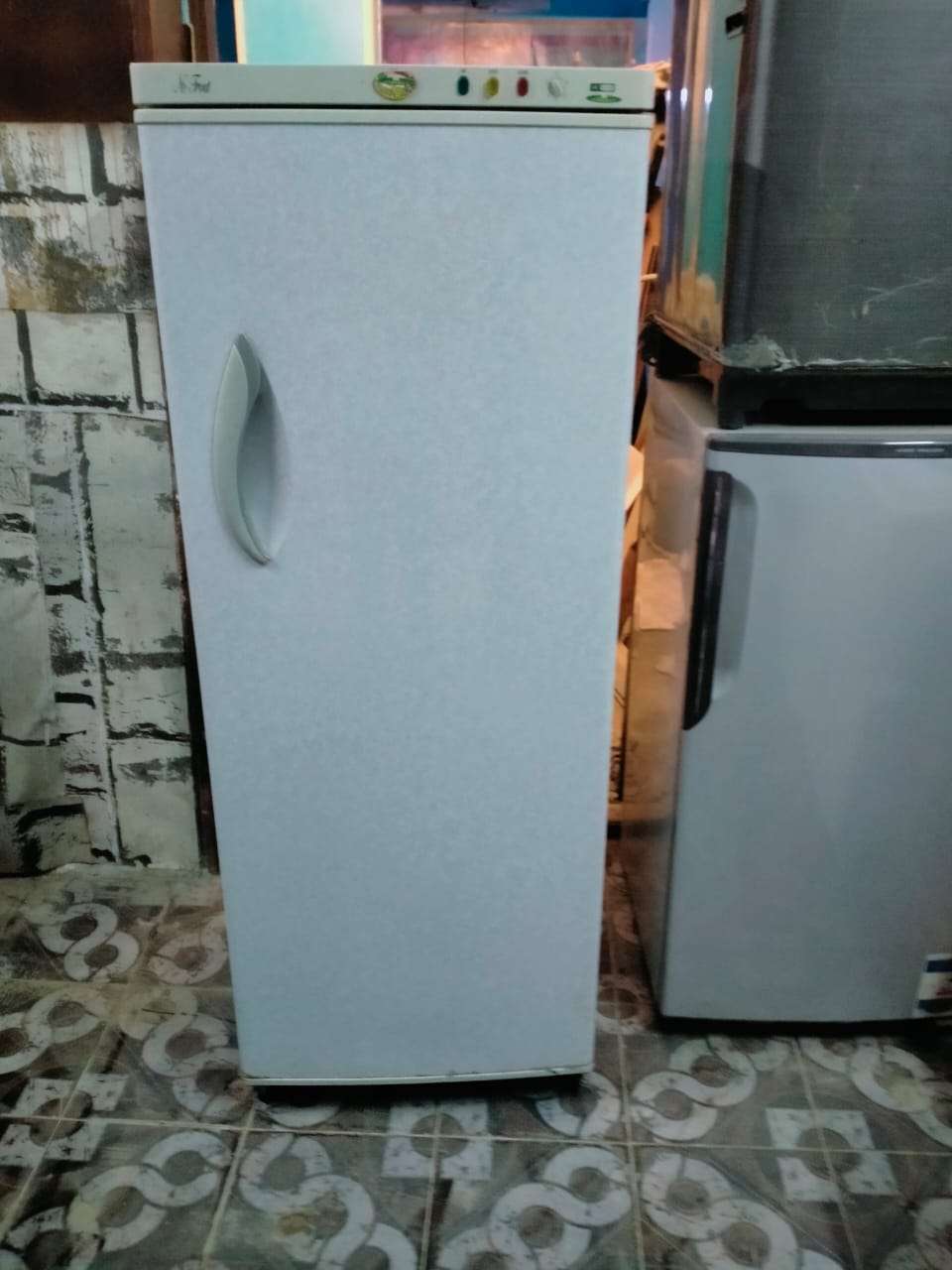 يوجد 2فريزر
6درج كريازي ضمان معرض  6شهور لم يتم عمل صيانة نهائي