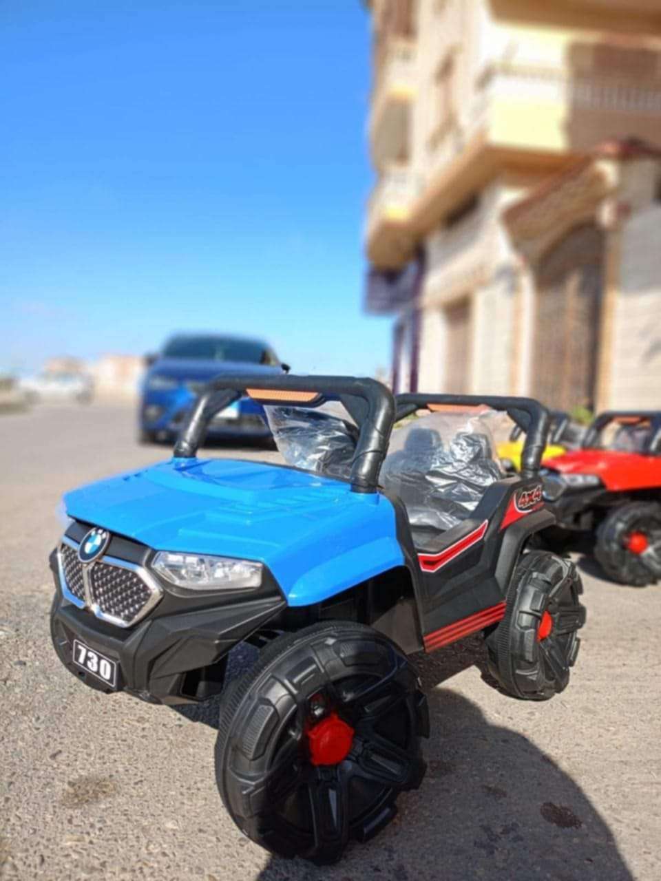 السياره بي ام دبليو 
تحمل طفل حتى 7 سنوات  
4 موتور دفع خلفي