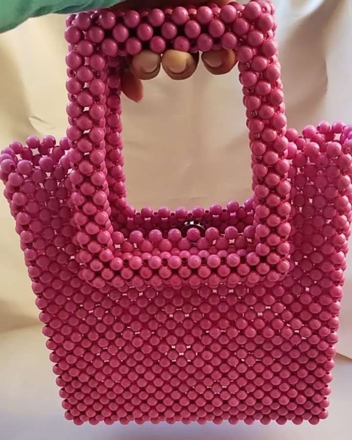 شنطه مصنوعه من خرز ايد عريضه