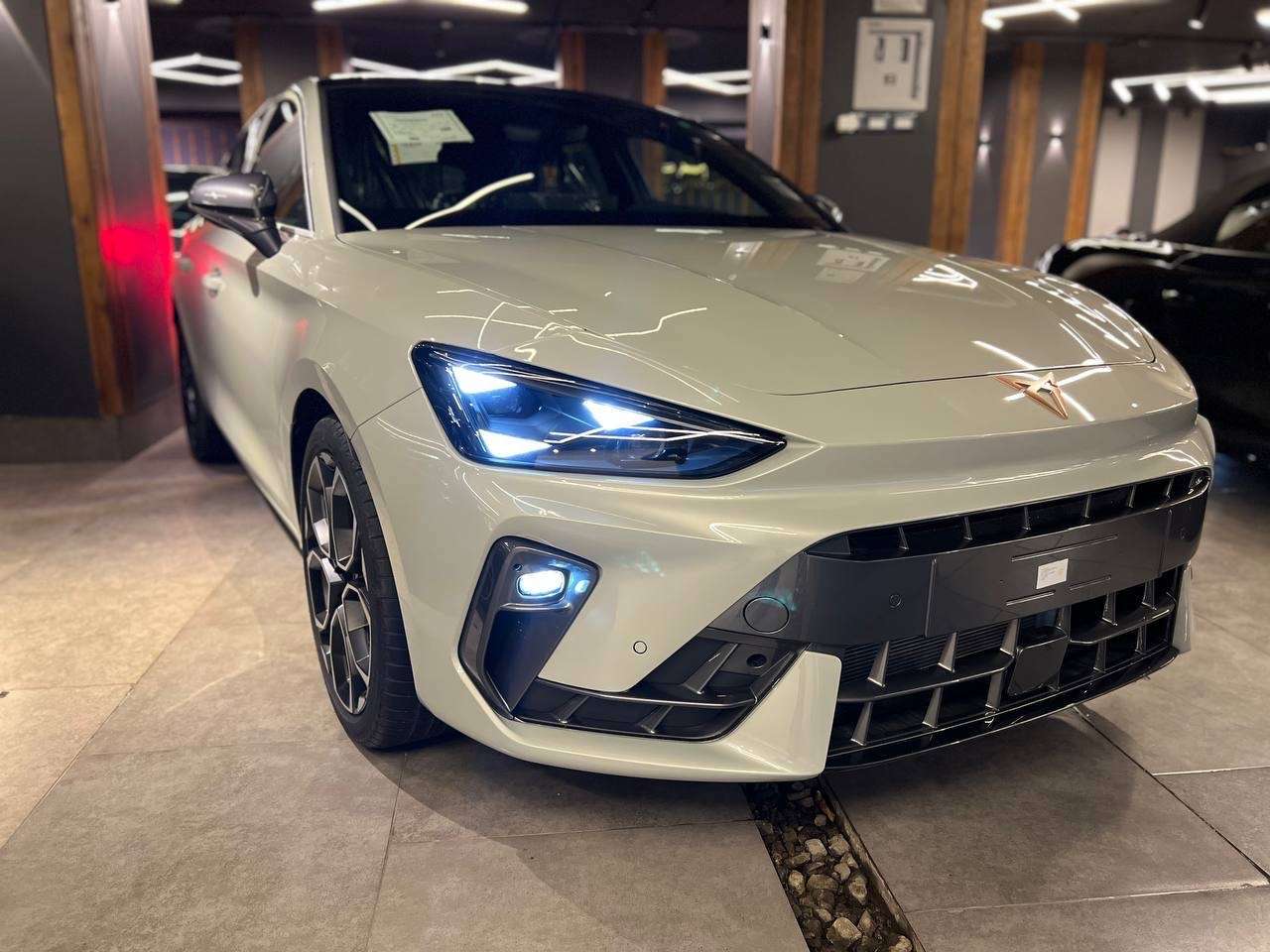 Cupra Leon 1400cc وكيل زيرو  موديل ٢٠٢٥ لون Taiga grey
