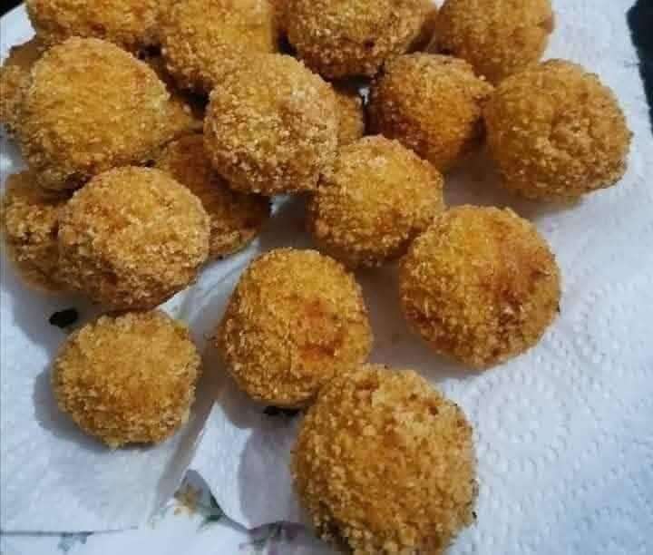 كور من لحم الفراخ مكورة و بداخلها محشية جبنة شيدر و رومي و تركي مدخن