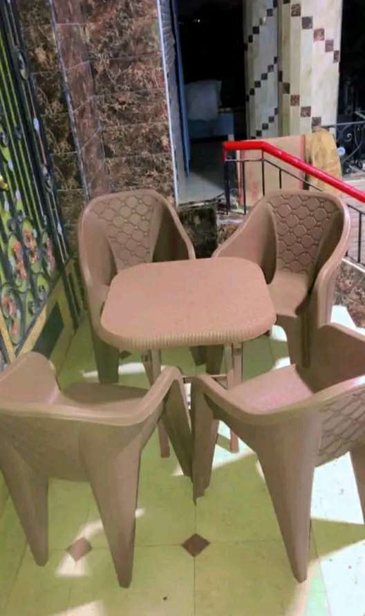 تربيزة و٤ كراسي رجول صب مناسبة لجميع الاماكن للبلكونة للشقة للجاردن