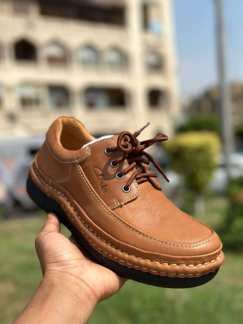 حذاء كلاركس عظمة