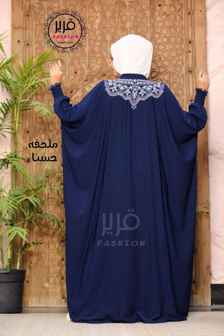 موديل حسناء  ملحفة بديزاين رقيق وفضفاض، كُم أستك عش النمل،