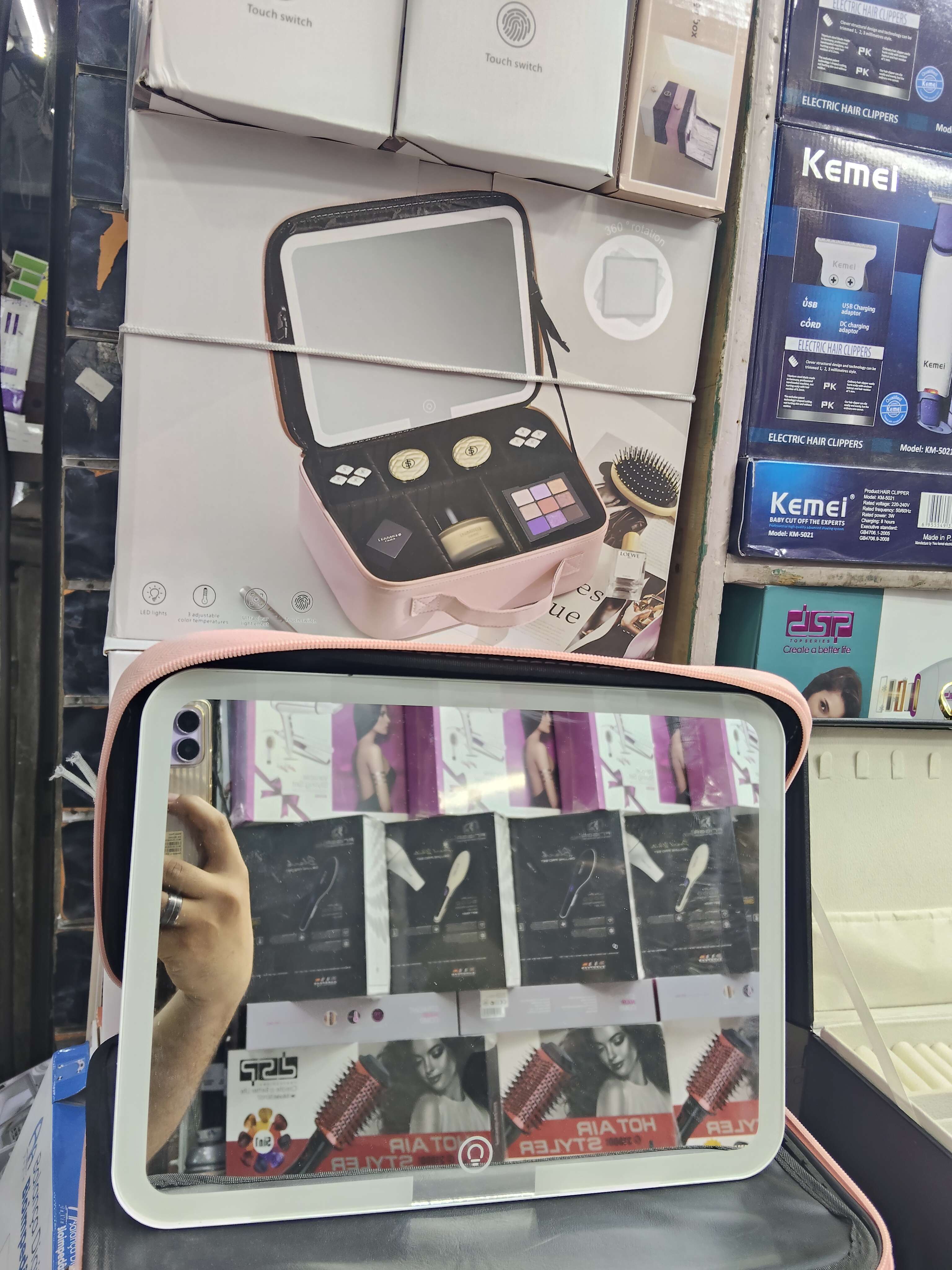 شنطه مكياج الترند التحفه تجميعي مكياجك مع المرايه  LED تلات الوان