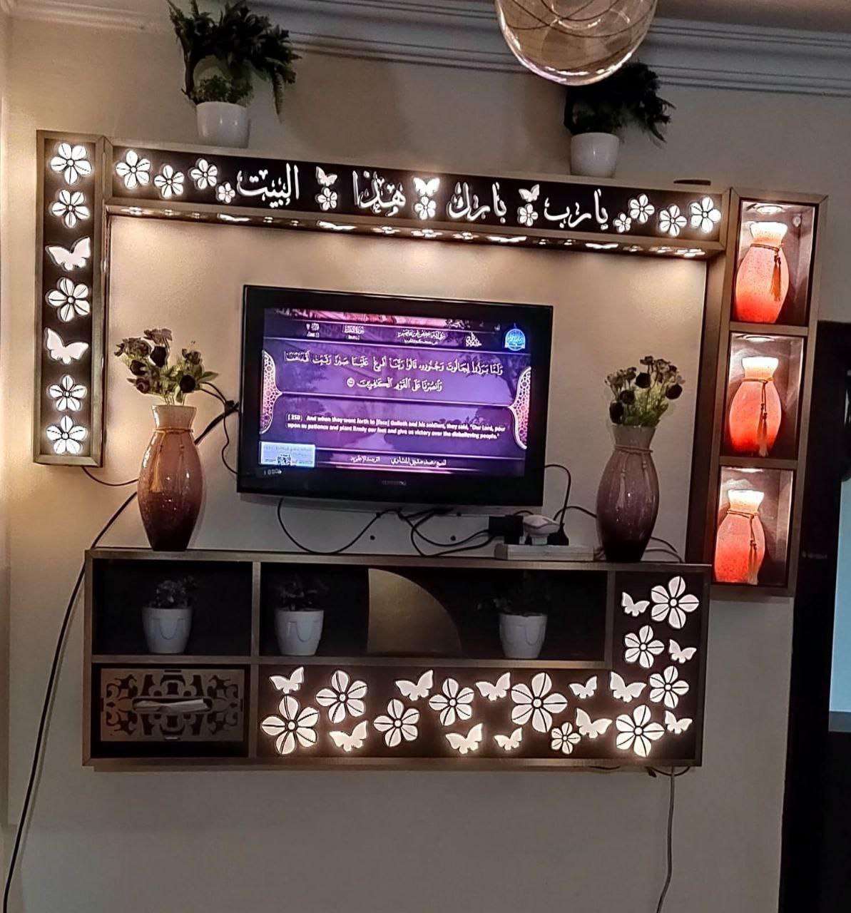 مكتبه التلفزيون المضيئه