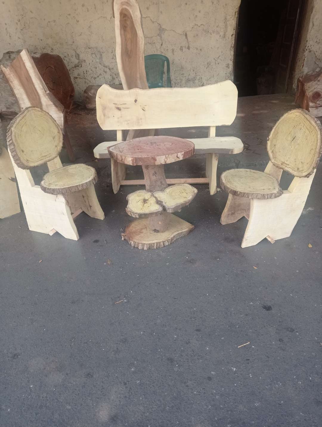 طقم جلوس من أخشاب الأشجار الطبيعية