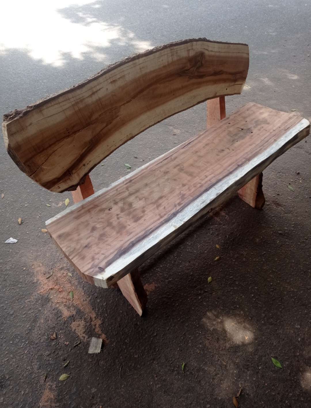 مقاعد وأسوار خشبية للحدائق