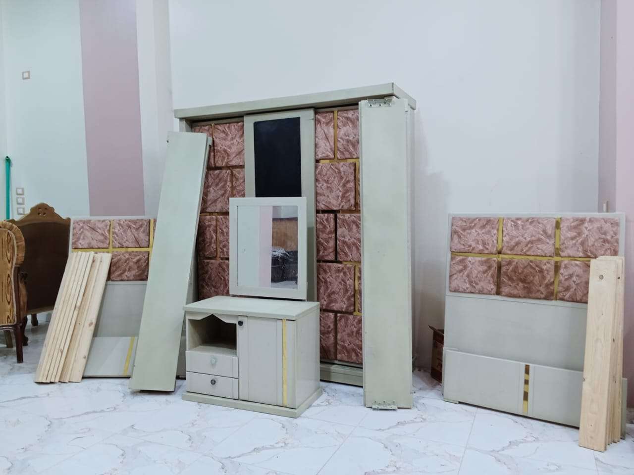 اوضه اطفال استعمال خفيف  بحاله ممتازه مكون من دولاب 3 دلف
