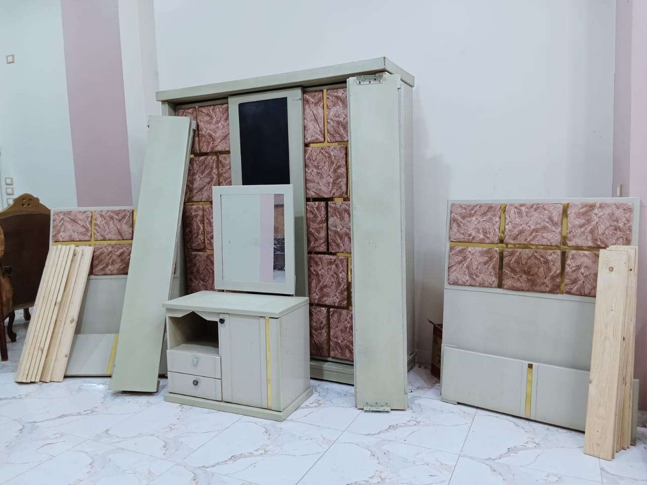 اوضه اطفال استعمال خفيف  بحاله ممتازه مكون من دولاب 3 دلف