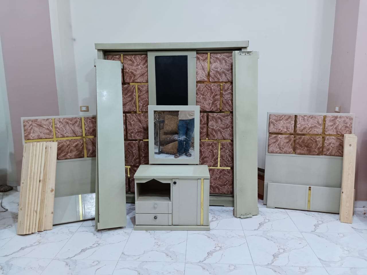 اوضه اطفال استعمال خفيف  بحاله ممتازه مكون من دولاب 3 دلف