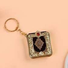 سلسلة مفاتيح بتصميم كتاب مصحف اسلامي صغير مع جوهرة حمراء-B0GQBZLN3N