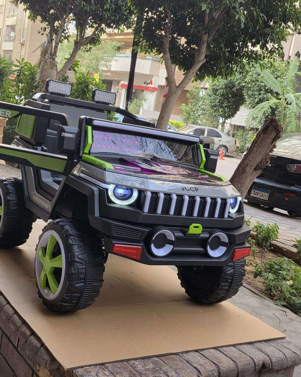 عربيه هامر شامل للشحن 6 موتور دفع رباعي مساعدين تحمل طفلين صغيرين