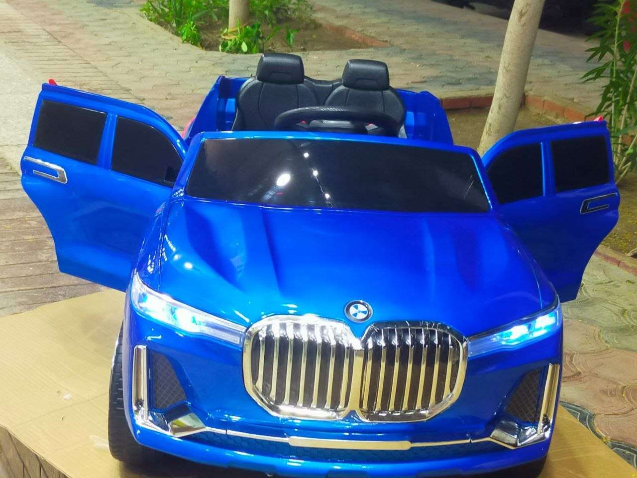 عربيهBmwx74 موتور 2 بطارية 6 وات  موتورين دفع خلفي