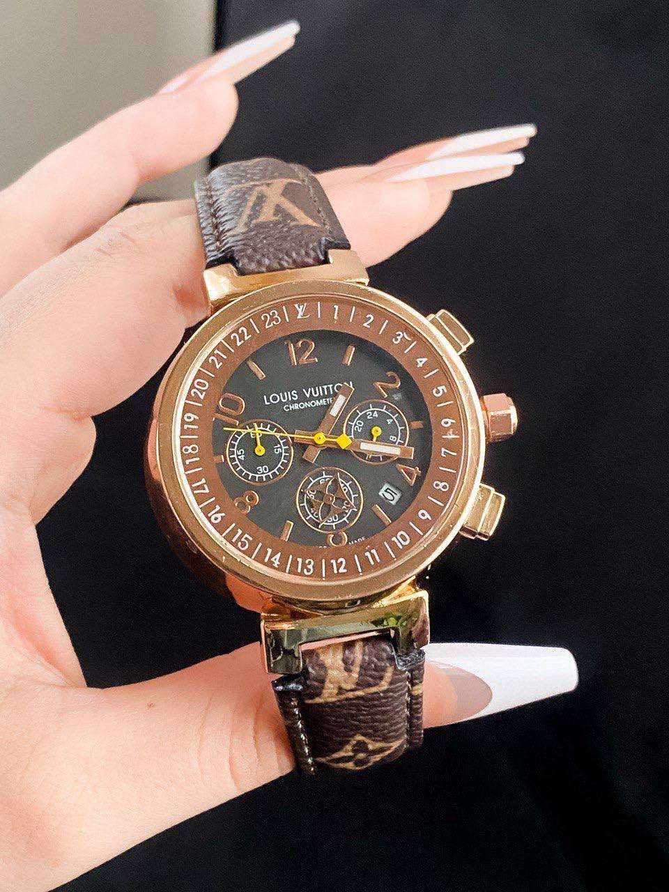 ساعة جلد حريمي ماركة  Louis Vuitton